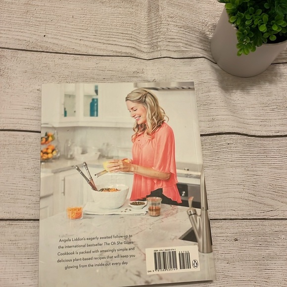 NEW - The Oh She Glows Everyday Cookbook​​ - Picture 2 of 4
